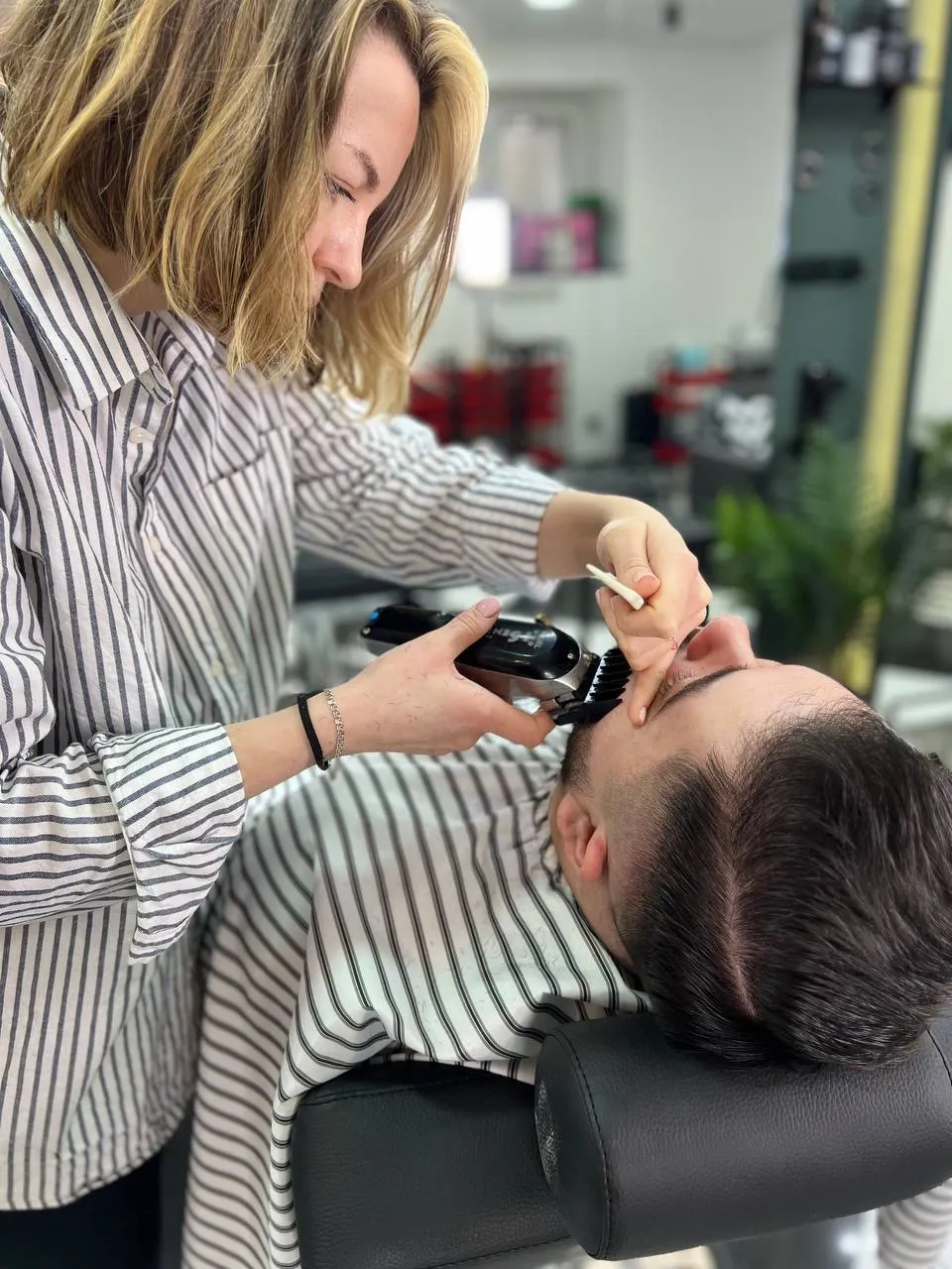 Бреем в парикмахерской-студии ОК!